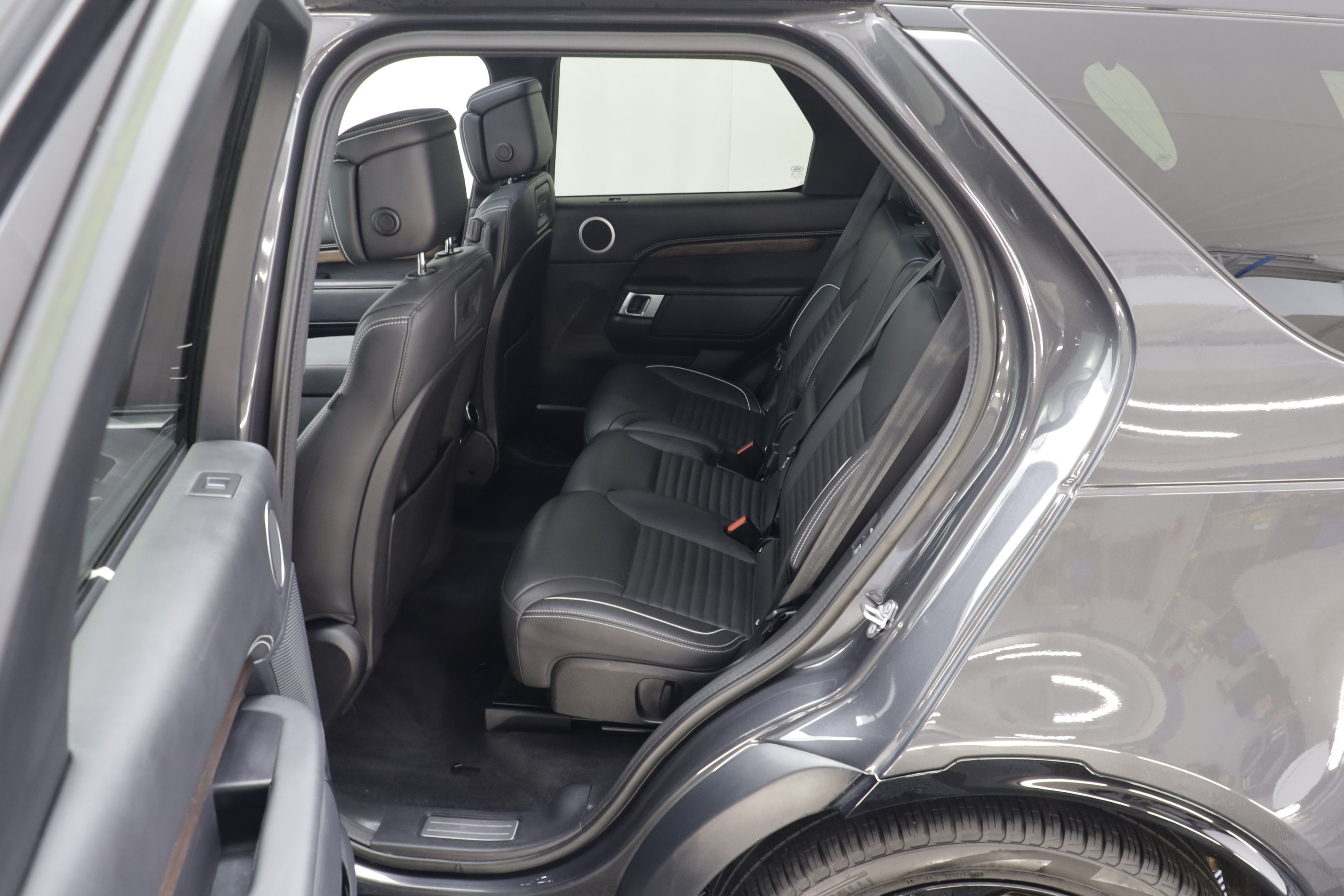 Used 2023 Land Rover Discovery Metropolitan Edition AWD/4WD image 15