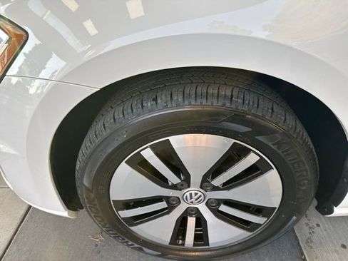 Used 2017 Volkswagen e-Golf SEL Premium image 28