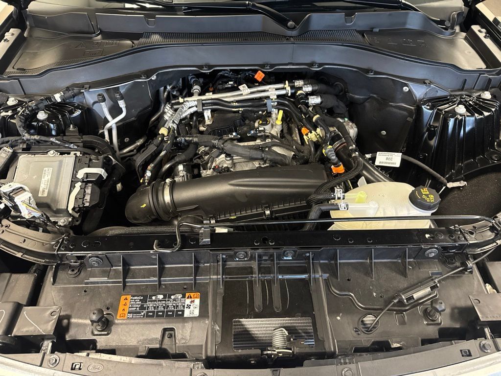 Used 2025 Ford Explorer Active AWD/4WD image 7