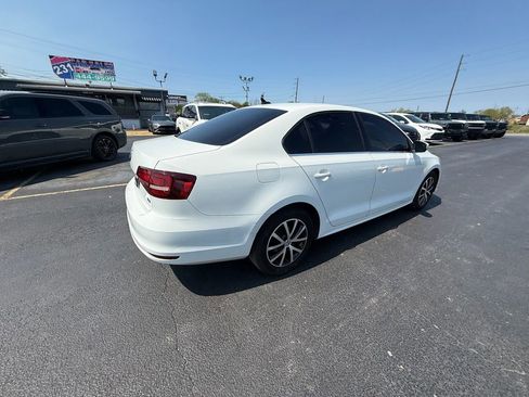Used 2017 Volkswagen Jetta SE FWD image 3