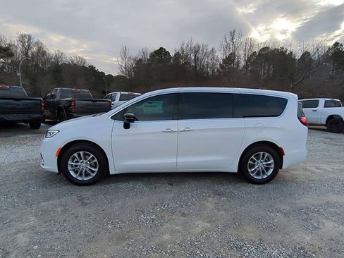New 2026 Chrysler Pacifica Select FWD image 2