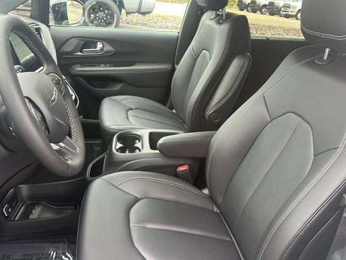 New 2026 Chrysler Pacifica Select image 22