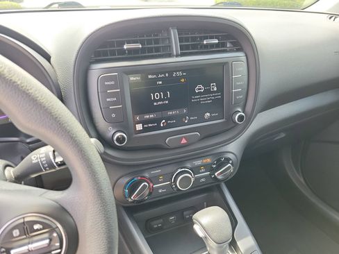 Used 2025 Kia Soul LX w/ LX Technology Package FWD image 21