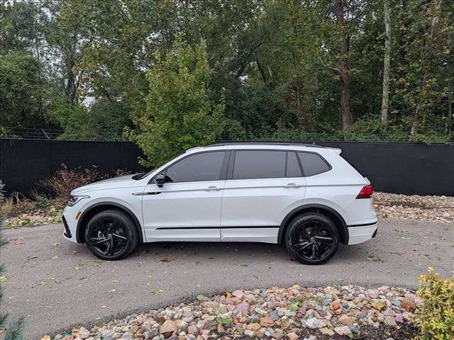 Used 2024 Volkswagen Tiguan SE R-Line AWD/4WD image 2