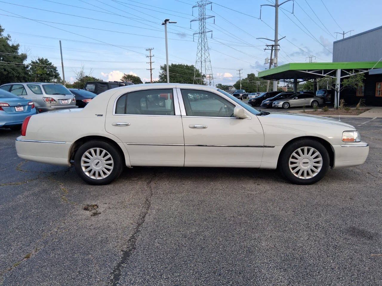 Used 2005 Lincoln Town Car Signature Limited RWD image 4