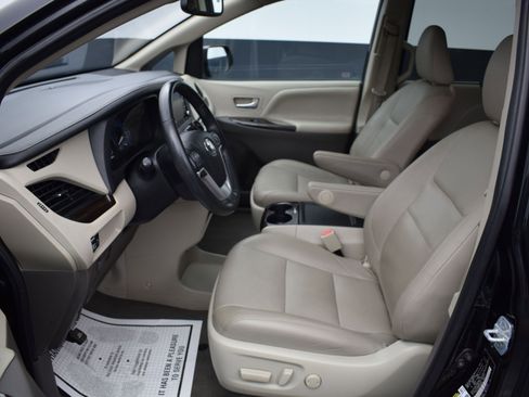Used 2020 Toyota Sienna XLE image 16