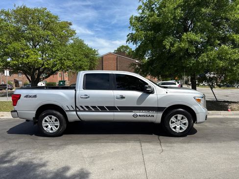 Used 2019 Nissan Titan SV image 8