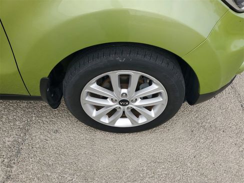 Used 2017 Kia Soul + image 6