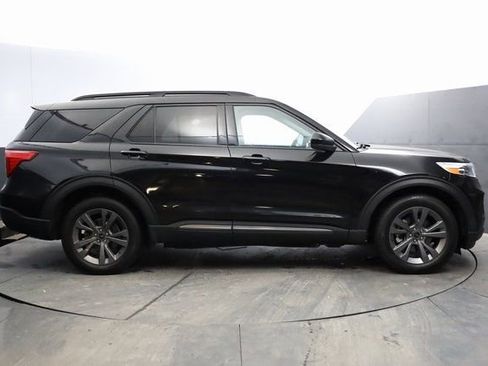 Used 2023 Ford Explorer XLT w/ Equipment Group 202A AWD/4WD image 4