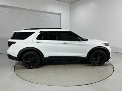 Used 2020 Ford Explorer XLT AWD/4WD image 37