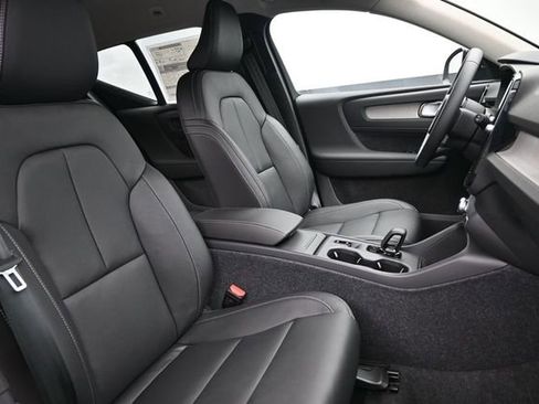 New 2026 Volvo XC40 B4 Core w/ Climate Package FWD image 33