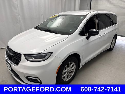 Used 2024 Chrysler Pacifica Touring-L FWD image 5