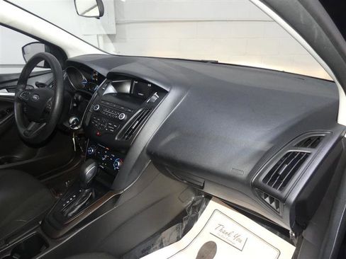 Used 2018 Ford Focus SE w/ SE Appearance Package image 23