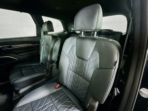 Used 2025 Kia Telluride AWD image 25
