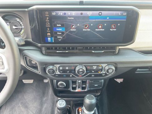 Used 2024 Jeep Wrangler Unlimited Sahara AWD/4WD image 11