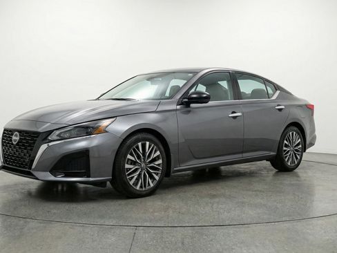 Used 2025 Nissan Altima 2.5 SV image 3
