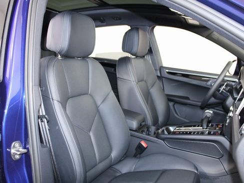 Certified 2025 Porsche Macan image 24