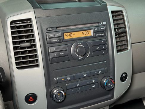 Used 2010 Nissan Frontier SE image 36