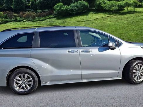 Used 2024 Toyota Sienna XLE image 9