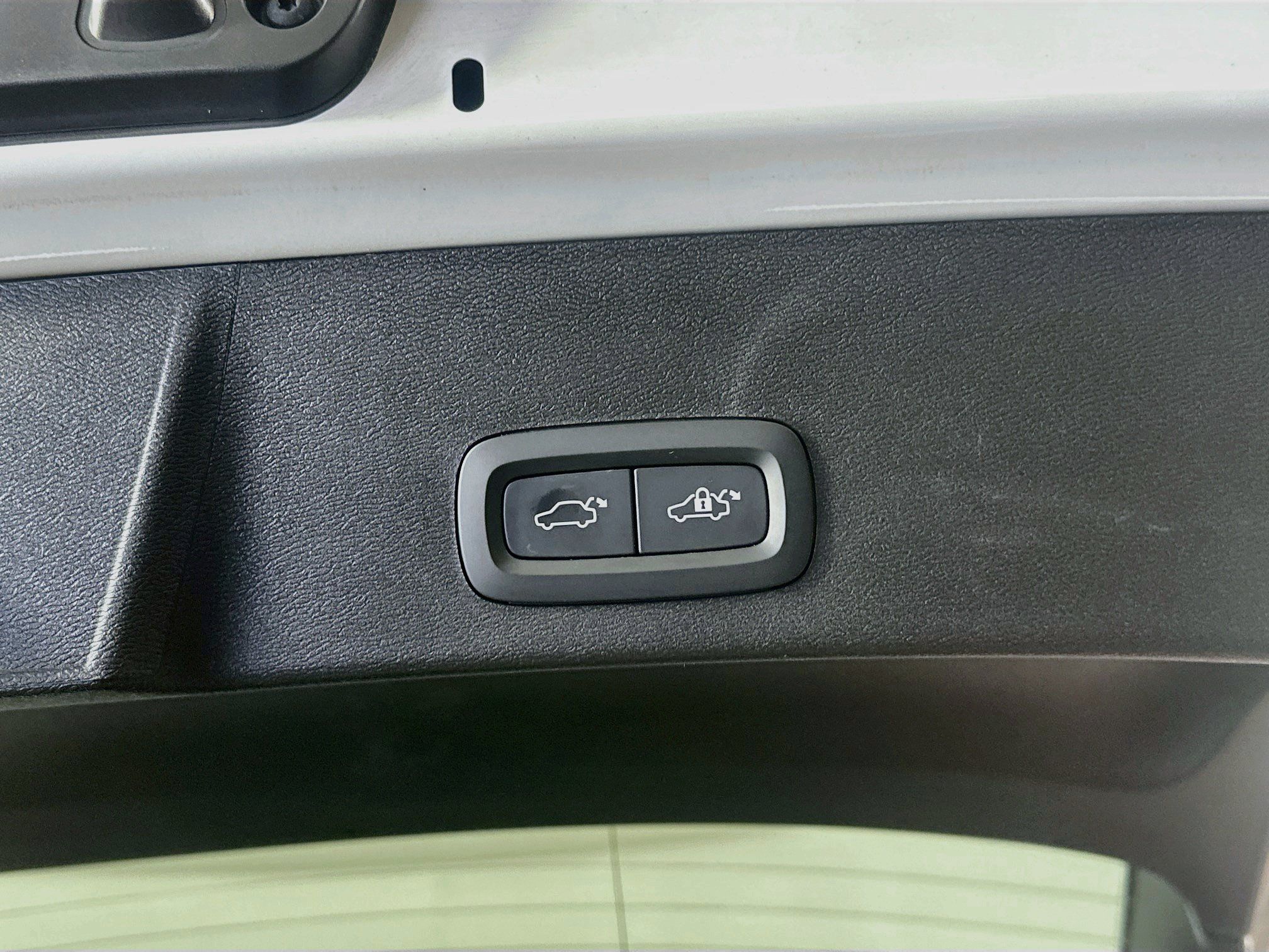 Used 2023 Volvo XC40 B4 Ultimate FWD image 29