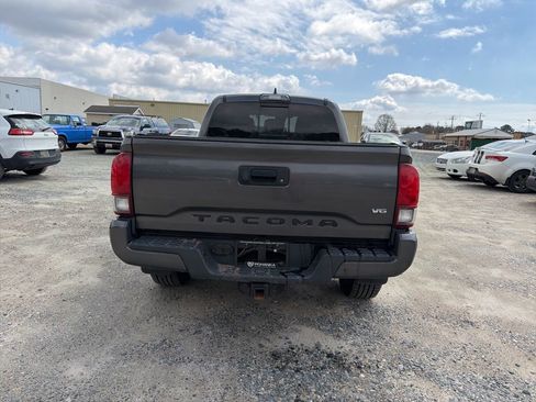 Used 2018 Toyota Tacoma TRD Sport image 4
