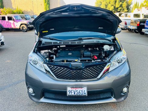 Used 2014 Toyota Sienna SE FWD image 10