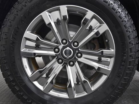 Used 2018 Nissan Titan SV w/ SV Convenience Package image 10