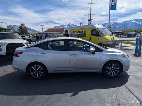 Used 2021 Nissan Versa SV FWD image 2