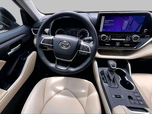 Used 2023 Toyota Highlander XLE FWD image 4