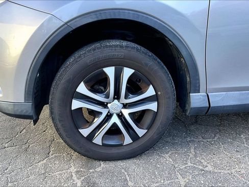 Used 2017 Toyota RAV4 LE FWD image 8