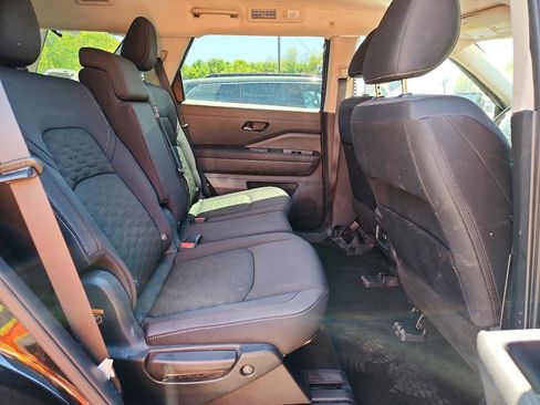 Used 2025 Nissan Pathfinder S AWD/4WD image 9