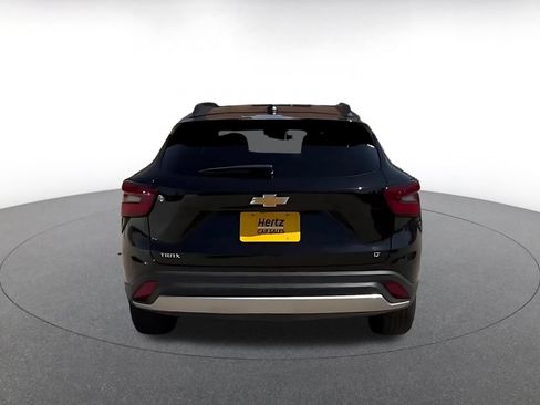 Used 2025 Chevrolet Trax LT w/ LT Convenience Package FWD image 12