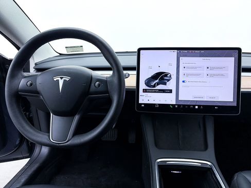 Used 2023 Tesla Model 3 Standard Range image 3