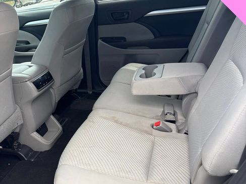 Used 2019 Toyota Highlander LE FWD image 17