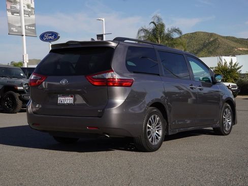 Used 2020 Toyota Sienna XLE image 4