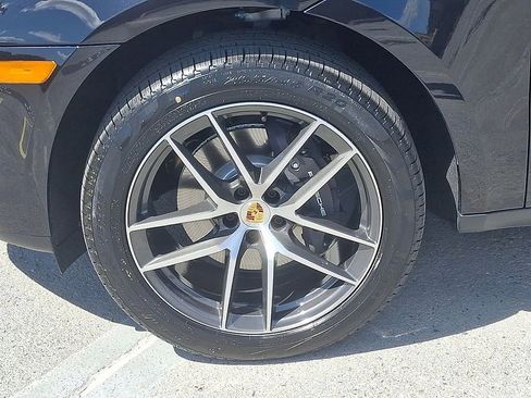 Used 2025 Porsche Macan image 10