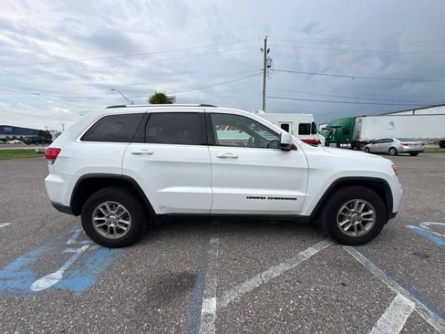 Used 2018 Jeep Grand Cherokee Laredo AWD/4WD image 2