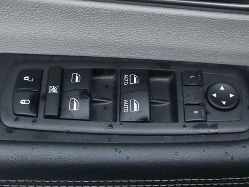 Used 2023 Chrysler Pacifica Touring-L image 14