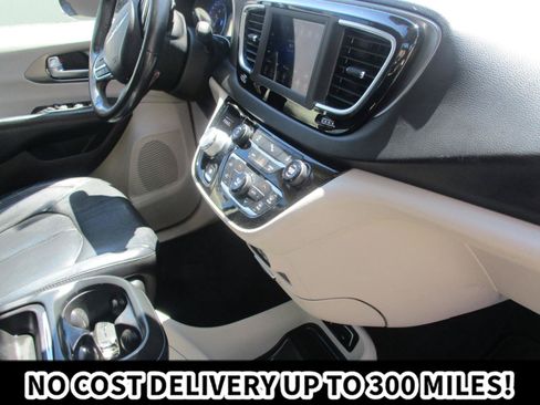 Used 2020 Chrysler Pacifica Touring-L FWD image 16