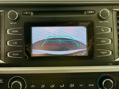Used 2018 Toyota Highlander LE image 21
