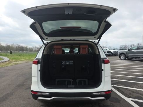Used 2024 Kia Carnival SX Prestige image 11