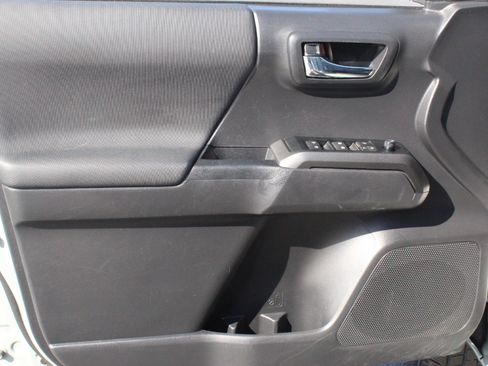 Used 2022 Toyota Tacoma TRD Off-Road AWD/4WD image 12