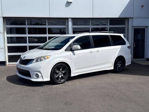 Used 2012 Toyota Sienna SE FWD image 2
