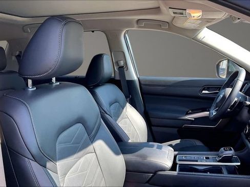 Certified 2025 Nissan Pathfinder Platinum w/ Cargo Package FWD image 7