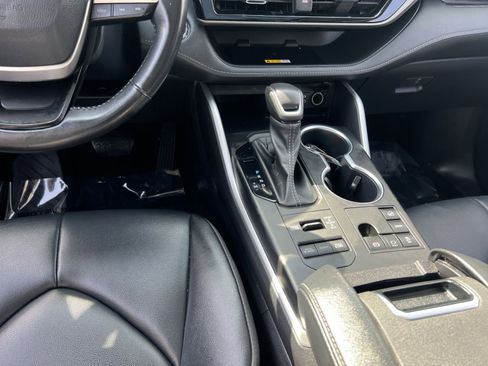 Used 2023 Toyota Highlander XLE AWD/4WD image 22