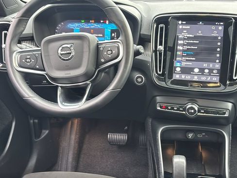 Certified 2025 Volvo XC40 B5 Plus AWD/4WD image 7