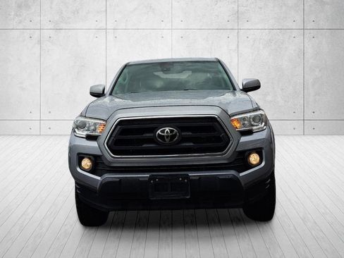 Used 2020 Toyota Tacoma SR5 AWD/4WD image 2