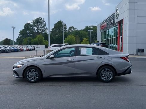 Used 2024 Hyundai Elantra SEL FWD image 6