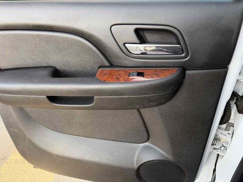 Used 2008 Chevrolet Suburban LT w/ LT Preferred Equipment Group RWD image 15