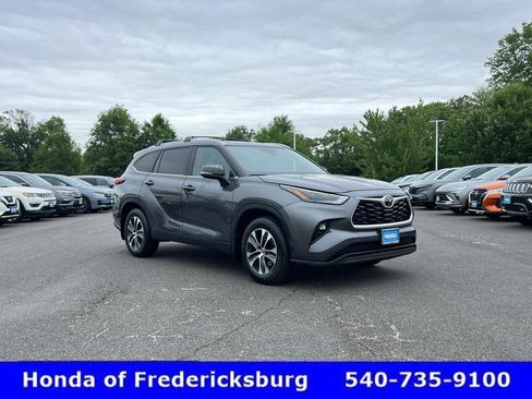 Used 2023 Toyota Highlander XLE FWD image 2